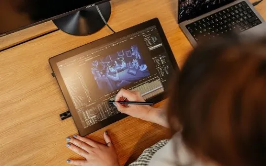Wacom Cintiq 16" (2025) - Graphic tablet con display interattivo e piedini pieghevoli integrati