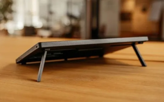 Wacom Cintiq 16" (2025) - Graphic tablet con display interattivo e piedini pieghevoli integrati